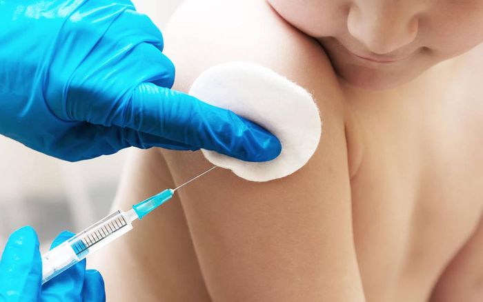 Nên chọn tiêm vắc xin chống sởi quai bị rubella tại các cơ sở y tế đáng tin cậy 