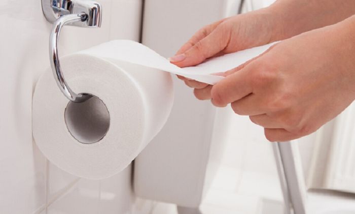 Đi tiểu trước khi quan hệ để tránh cảm giác buồn tiểu làm gián đoạn mối quan hệ.