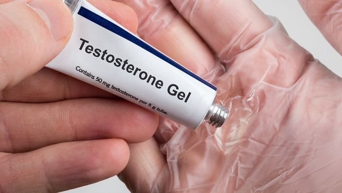 Mãn dục nam xảy ra khi nồng độ testosterone giảm xuống dưới mức bình thường