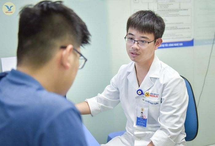 Bác sĩ đang cung cấp tư vấn cho một trường hợp cần phẫu thuật cắt bao quy đầu.