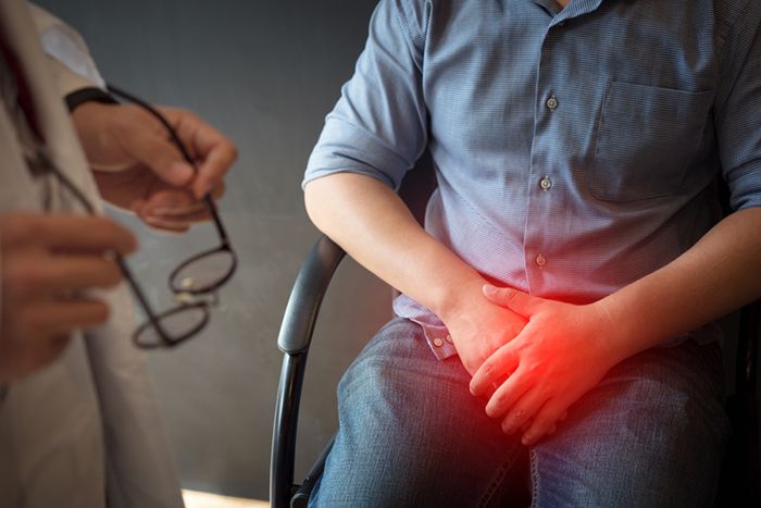 Bệnh phái mạnh có nhiều nguyên nhân với triệu chứng chung là cảm giác khó chịu ở vùng kín và đau rát ở dương vật.