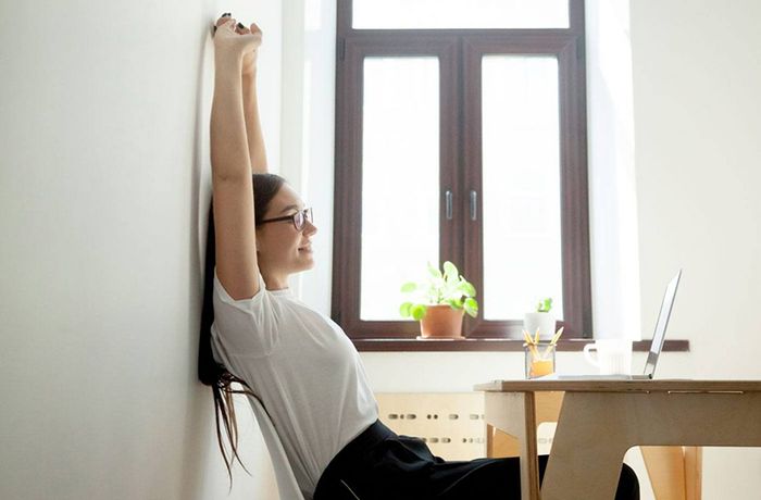 Để tránh mỏi mắt, hãy đeo kính và nghỉ ngơi giữa giờ