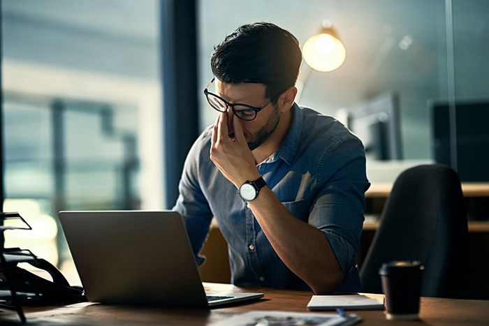 Tình trạng mắt đỏ khi làm việc trên máy tính thường gặp trong văn phòng