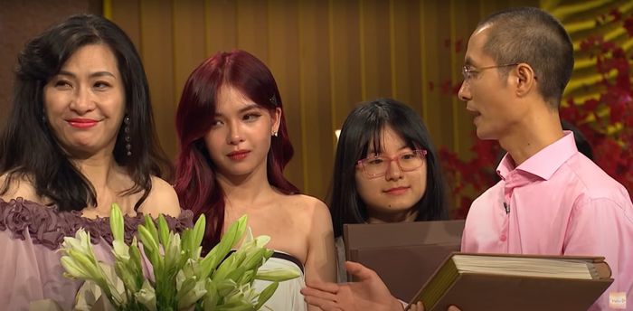 Ca sĩ Thùy Dung đã cảm động khi đứng bên cạnh gia đình trên sóng truyền hình VTV - Ảnh: chụp màn hình