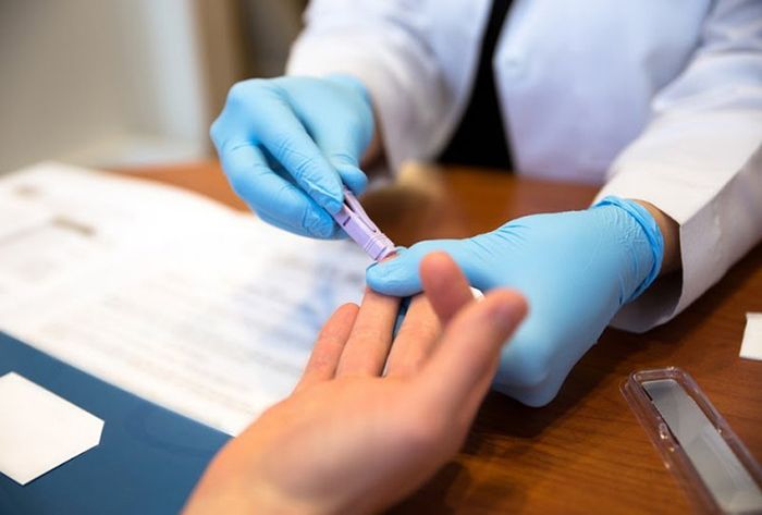Khi biết mình dương tính với HIV, chú rể đành ngậm ngùi chấp nhận sự thật khó chịu này.