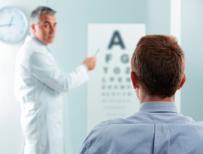 Nên thăm bác sĩ chuyên khoa mắt để tìm ra nguyên nhân gây ra tình trạng mắt mờ đột ngột