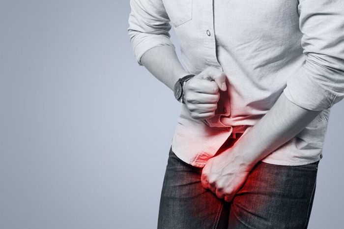 Nam giới mắc tình trạng viêm nhiễm quy đầu cần phải thực hiện ca phẫu thuật cắt bỏ quy đầu ngay lập tức.