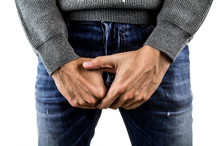 Viêm tuyến tiền liệt mãn tính có thể gây ra đau một bên tinh hoàn âm ỉ.