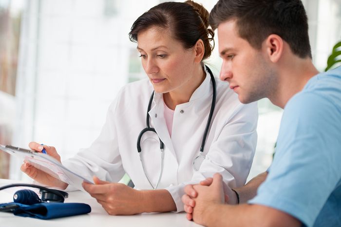 Nam giới mắc vấn đề vô sinh cần đến bác sĩ kiểm tra
