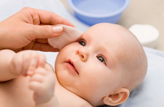 Việc xử lý tắc nghẽn tuyến lệ được thực hiện với trẻ từ 6 tháng tuổi trở lên