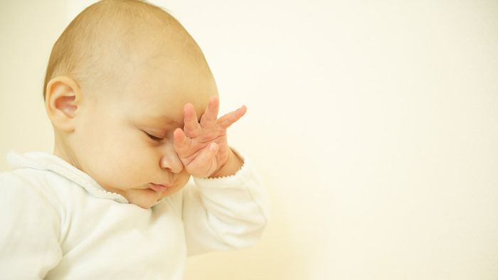 Chú ý không để trẻ chạm vào mắt làm tăng nguy cơ bị nhiễm trùng