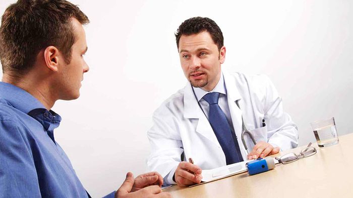 Không nên chần chừ khi thấy có vấn đề về cơ quan sinh dục, hãy đi kiểm tra ngay.