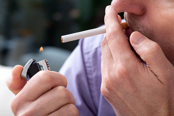 Thói quen hút thuốc lá và uống rượu bia ảnh hưởng đến chất lượng tinh trùng và có thể gây vô sinh ở nam giới