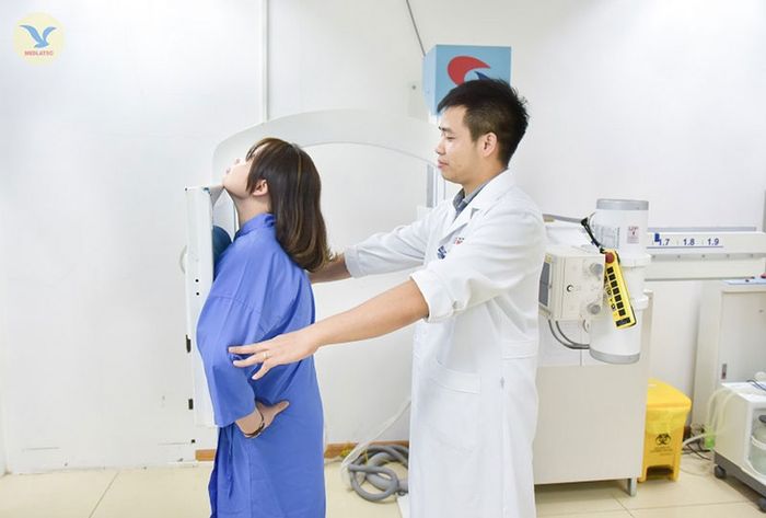 Người Bệnh Đang Được Chụp X - Quang Vùng Ngực Tại MEDLATEC 