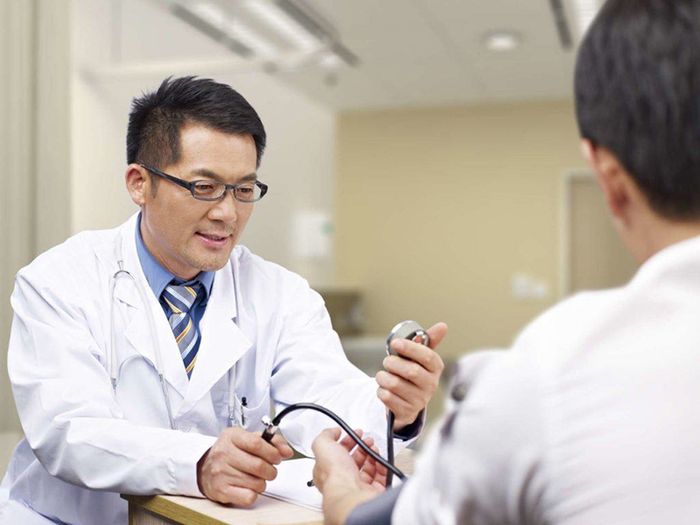 Người bệnh cần trình bày chính xác, trung thực về tình trạng sức khỏe với bác sĩ để quá trình thăm khám diễn ra suôn sẻ và nhanh chóng hơn