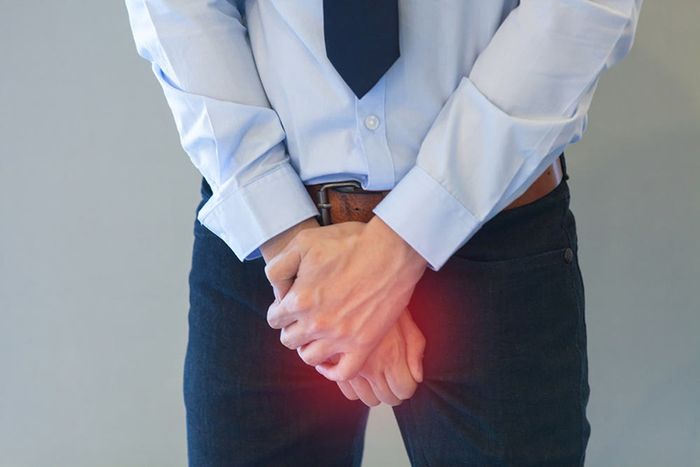 Đau nhức và sưng tấy ở cơ quan sinh dục là dấu hiệu tiêu cực của vô sinh ở nam giới.