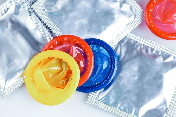 Sử dụng bao cao su để phòng tránh các bệnh lây qua đường tình dục