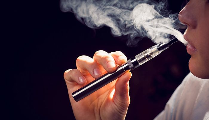 Hạn chế uống rượu bia, hút thuốc lá, và sử dụng chất kích thích giúp giảm nguy cơ vô sinh