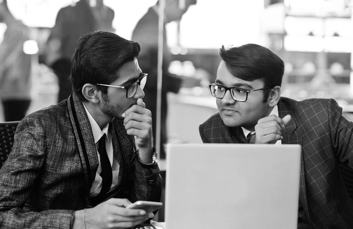 Khi Phát Hiện Đồng Nghiệp Sai Sót, Nên Nhắc Nhở Hay Bỏ Qua?