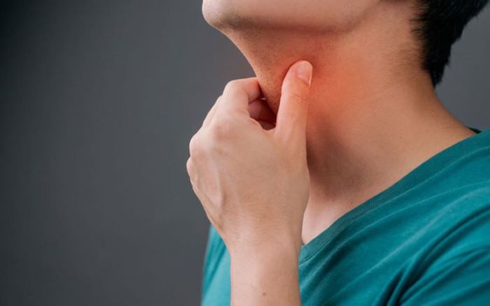 Tình trạng đau, nóng rát ở cổ họng ảnh hưởng đến cuộc sống của người bệnh.