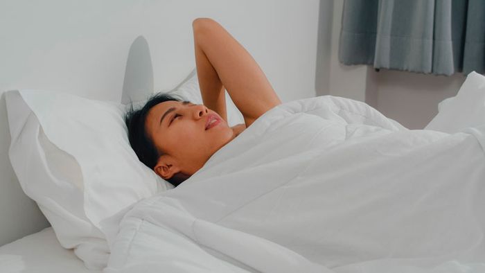 Khi bị khó thở về đêm, bạn sẽ tỉnh giấc đột ngột và cảm thấy không thoải mái.