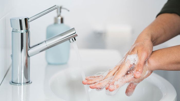 Việc rửa tay sạch sẽ giúp tiêu diệt vi khuẩn gây nhiễm khuẩn đường hô hấp.