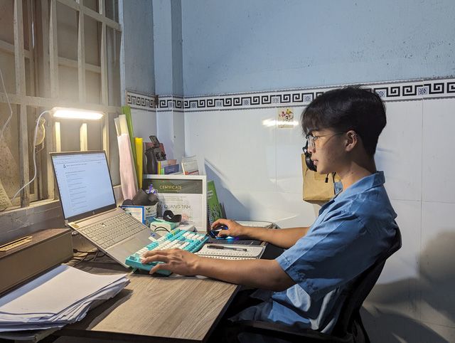 Quang Tình đang sử dụng laptop trong quá trình học tập và làm việc của mình. Ảnh: NVCC