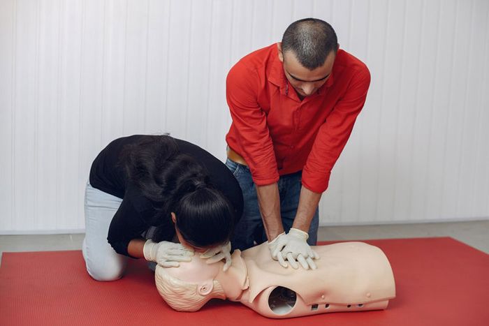 Các bước trong quá trình hô hấp nhân tạo nhằm hỗ trợ người bệnh có khả năng tự thở trở lại.