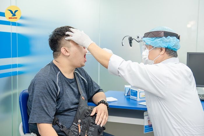 Hãy đến gặp bác sĩ chuyên khoa để kiểm tra tình trạng đau họng kéo dài.