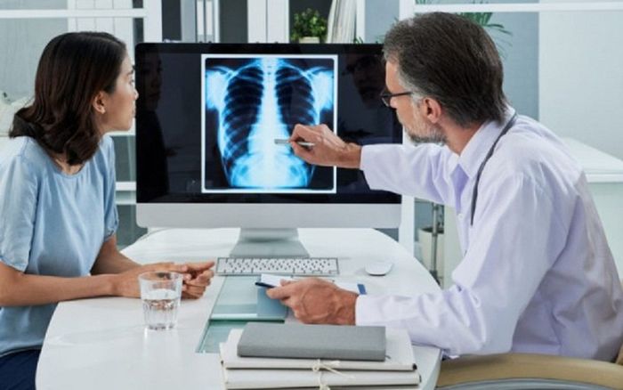 Người Bệnh Nên Trao Đổi Với Bác Sĩ Để Biết Được Chính Xác Bệnh Lao Phổi Có Đi Làm Được Không