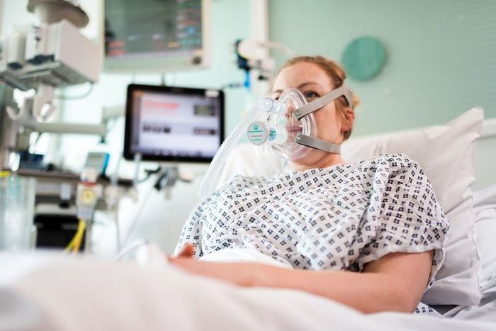 - Khi mắc bệnh COPD, áp lực trong động mạch phổi tăng cao, gây ra suy tim phải và trục trặc trong hệ thống tuần hoàn, dẫn đến tình trạng tích nước trong các cơ quan và tràn dịch ra màng, gây ra hiện tượng sưng phù ở chân dưới.