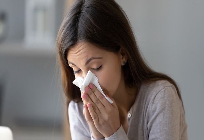 Xì mũi ra máu là hiện tượng dịch nhầy hô hấp có máu, có nhiều nguyên nhân gây ra