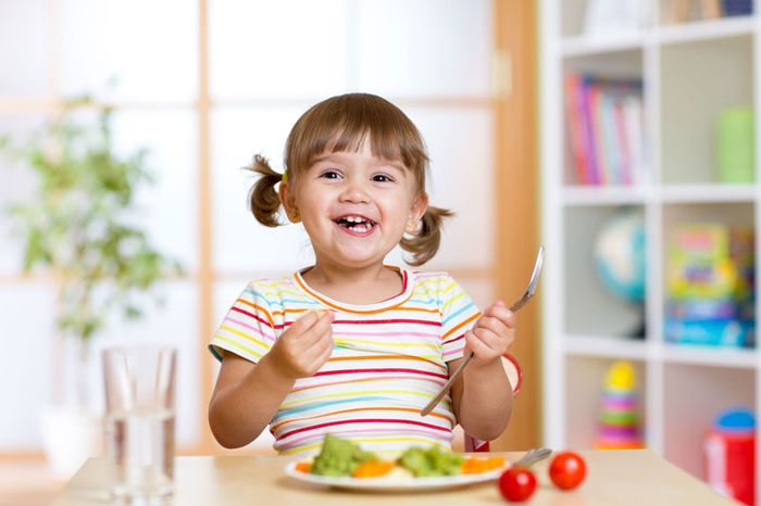 Trẻ cần tập trung vào việc ăn uống để tránh nguy cơ bị nghẹn