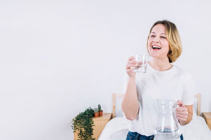 Uống đủ nước hàng ngày sẽ giúp loại bỏ độc tố ra khỏi phổi.