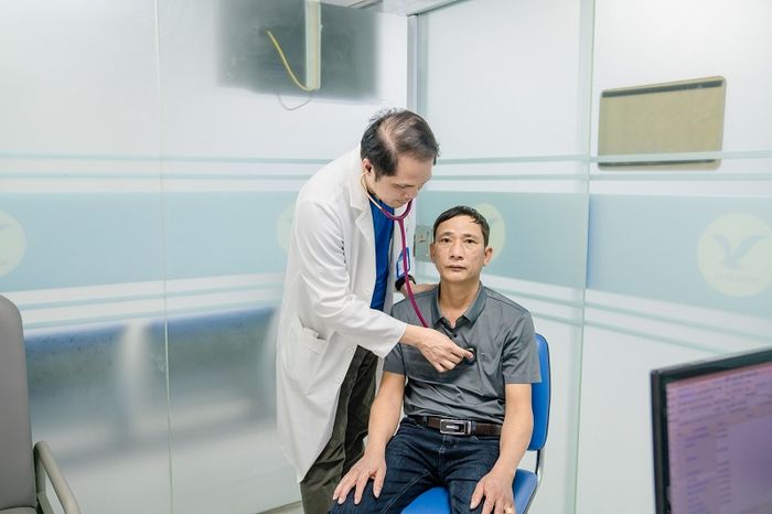 Nếu người lớn gặp hiện tượng thở khò khè kèm mệt mỏi kéo dài, nên đi khám bác sĩ chuyên khoa ngay.