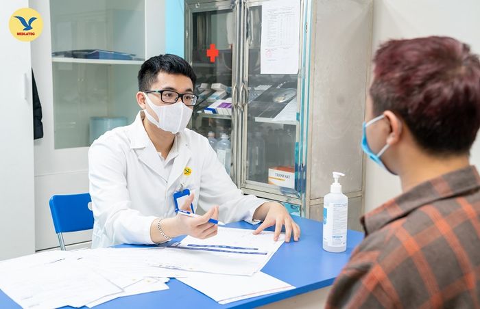 Dựa trên kết quả chụp X-quang tràn khí màng phổi, bác sĩ sẽ đưa ra chẩn đoán và kế hoạch điều trị cho người bệnh.