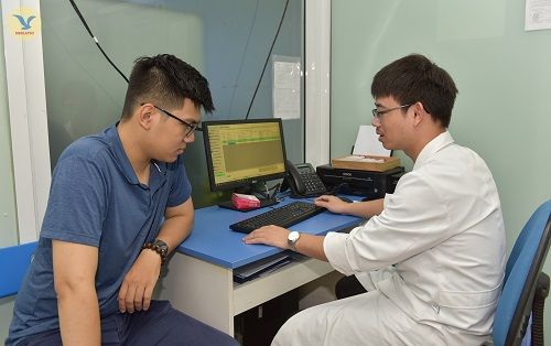Bác sĩ tận tình tư vấn khám nam khoa tại MEDLATEC