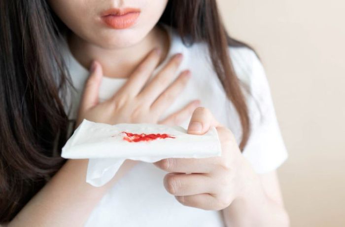 Người mắc bệnh lao phổi có thể gặp tình trạng ho ra máu