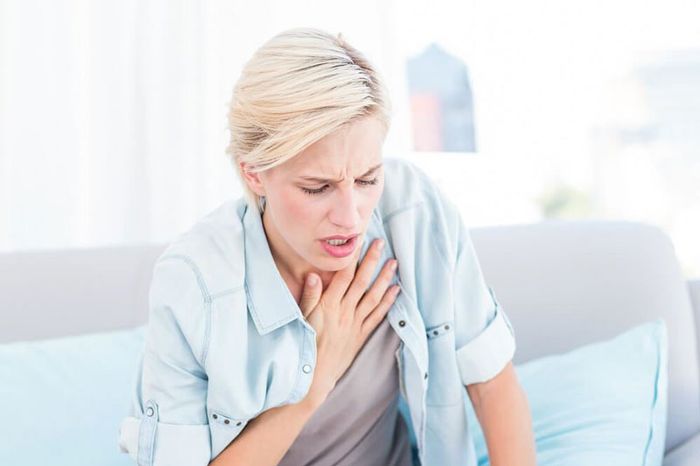 Dấu hiệu đặc trưng nhất là cảm giác khó thở