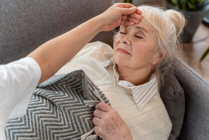Nếu người cao tuổi khó thở kèm sốt cao và ho nhiều, cần được đi khám ngay lập tức