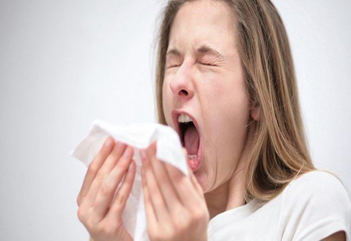 Hãy điều trị triệt để triệu chứng cảm lạnh để tránh xì mũi ra máu nhé!