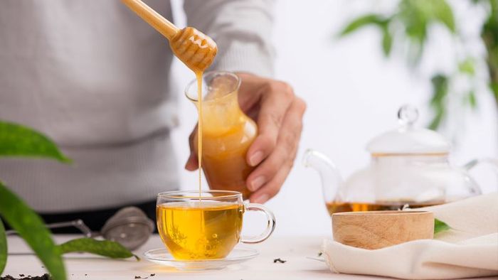 Uống mật ong pha với nước ấm mỗi sáng để giảm đau họng.