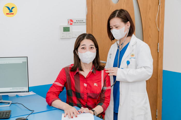 Việc thăm khám bác sĩ chuyên khoa giúp người bệnh nhận được chẩn đoán chính xác và hiểu rõ về bệnh hen phế quản.
