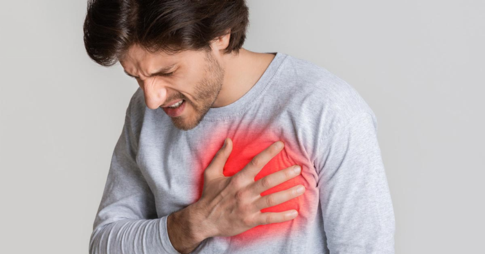 Người mắc bệnh tim mạch cũng thường xuyên gặp khó thở và đau tức ngực.