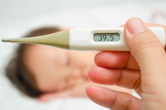 Sốt cao là một trong những dấu hiệu lâm sàng của bệnh