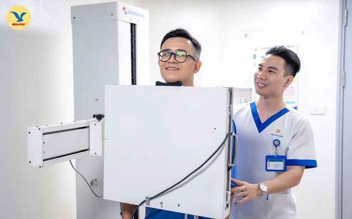 Đi thăm <a href='https://medlatec.vn/tin-tuc/di-kham-suc-khoe-tong-quat-va-nhung-dieu-can-biet-s28-n14776'  title ='khám sức khỏe'>chuyên gia y tế</a> để tìm ra nguyên nhân gây ra tình trạng khó thở