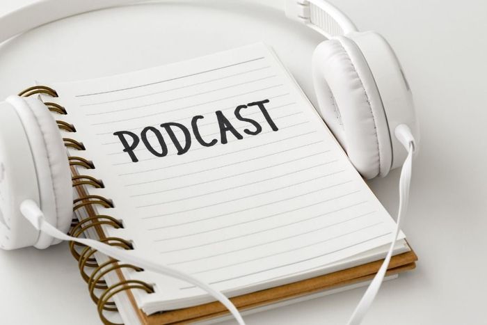 Nghe podcast và nhạc tiếng Anh hoặc xem các chương trình tiếng Anh