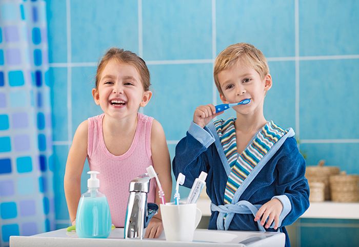 Cha mẹ nên tập cho trẻ thói quen đánh răng và súc họng sạch sẽ hàng ngày để phòng tránh viêm họng.
