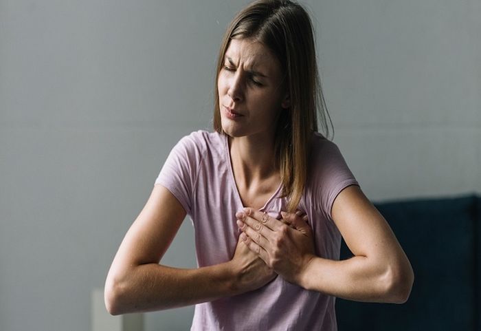 Bệnh nhân mắc ung thư phổi thường cảm nhận đau ngực, đặc biệt là khi ho, hắt hơi hoặc thở sâu.