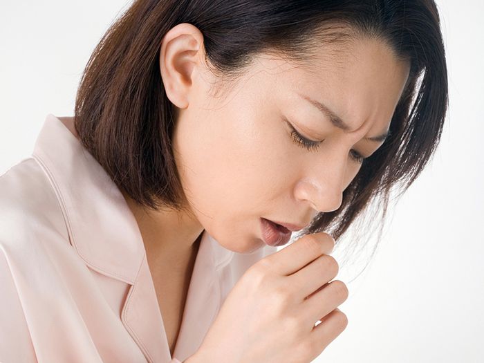 Đau rát họng liên tục, sốt nhẹ khoảng 38 độ, và miệng có mùi khó chịu là những biểu hiện của vòm họng nổi hạt.